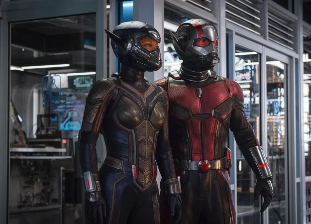 Пол Радд и Эванджелин Лилли в своих супергеройских костюмах на новом кадре из «Человека-муравья 2» - фото 1
