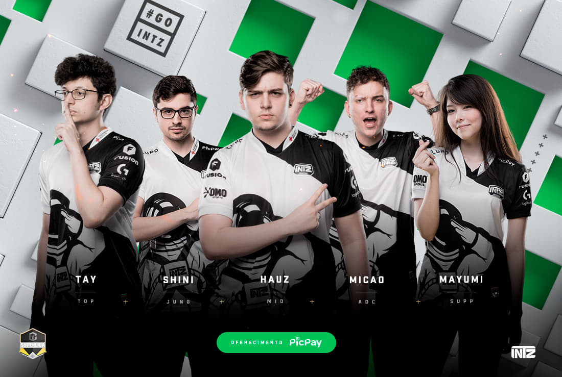 Джулия играет в INTZ Esports на позиции саппорта