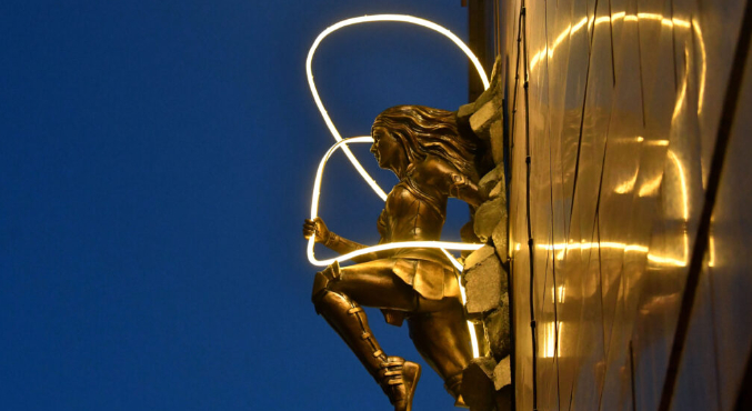 В конце февраля в Лестер-сквер в Лондоне открылась выставка скульптур киногероев. Бэтмен, Чудо-женщина, Мэри Поппинс и другие известные персонажи украсили площадь в честь ее 350-летия.