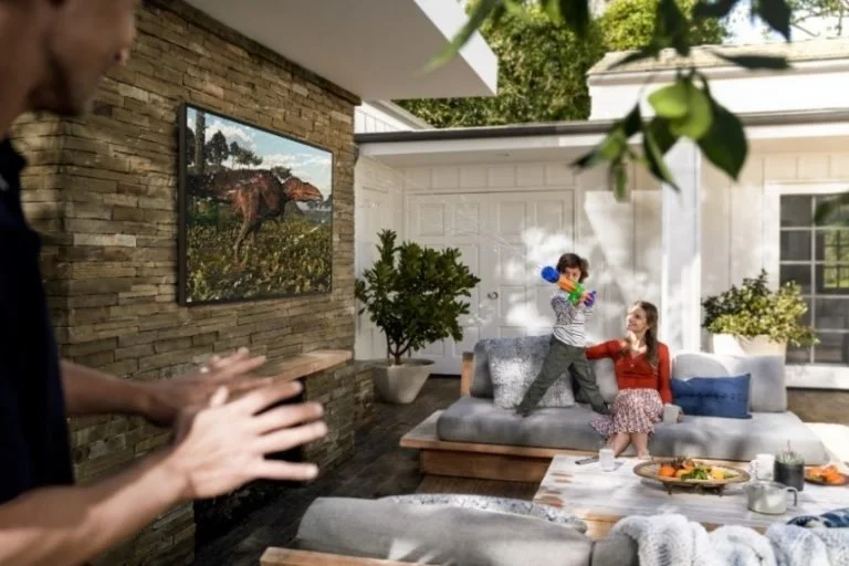 Samsung представила в России дорогие 4К-телевизоры Terrace для улицы, дачи или частного дома - фото 2