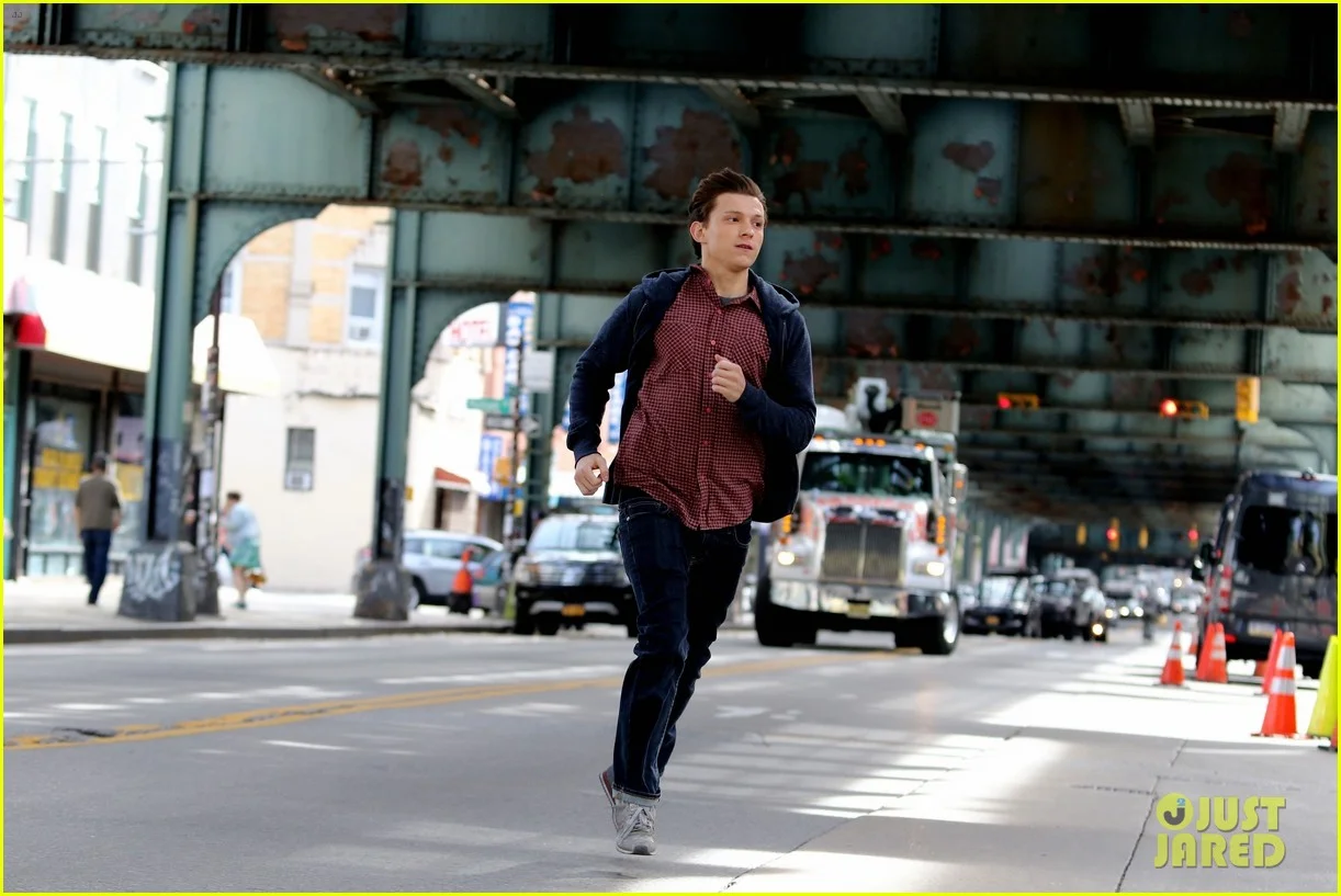 Питер Паркер куда-то бежит на свежих фото со съемок фильма «Человек-паук: Вдали от дома» - фото 4