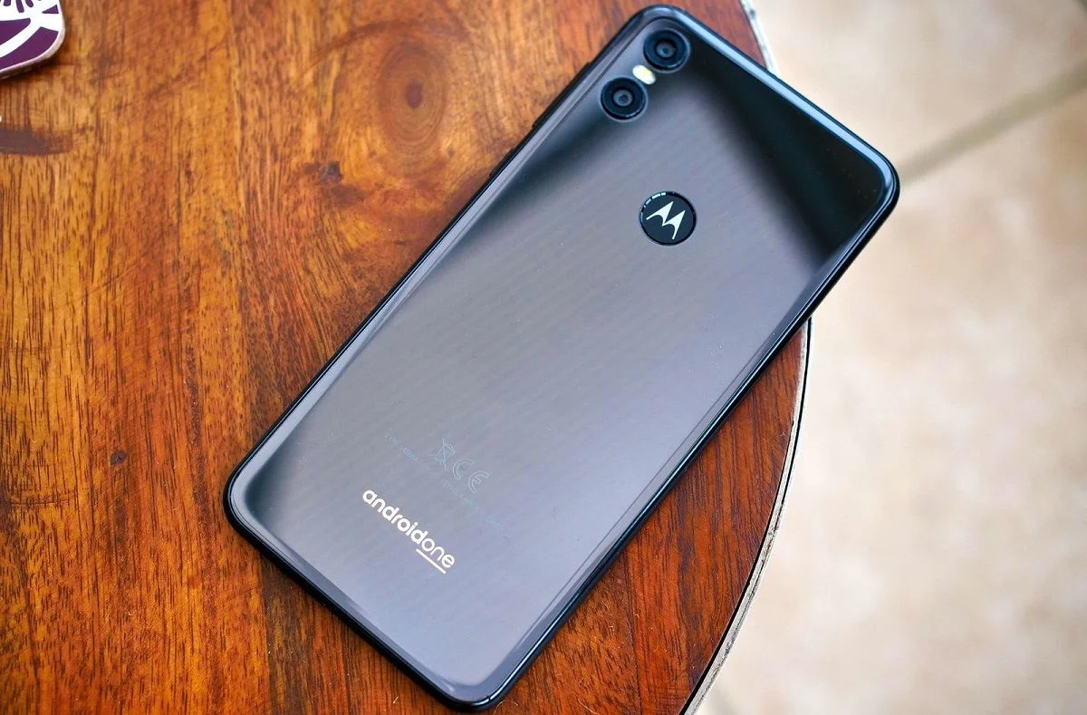 Motorola One Vision на первых рендерах: «дыра» в экране, «чистый» Android и камера на 48 Мп - фото 1