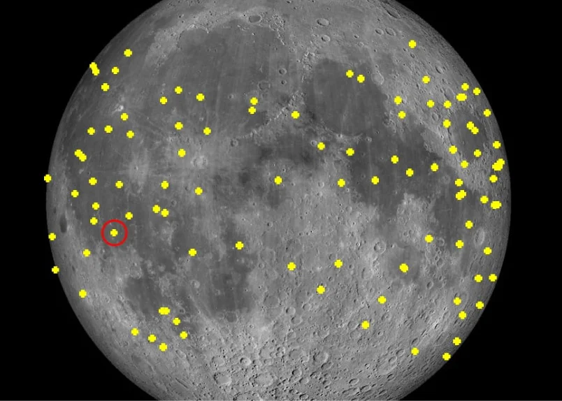 Отметки 100 мест падения астероидов на поверхности Луны. 