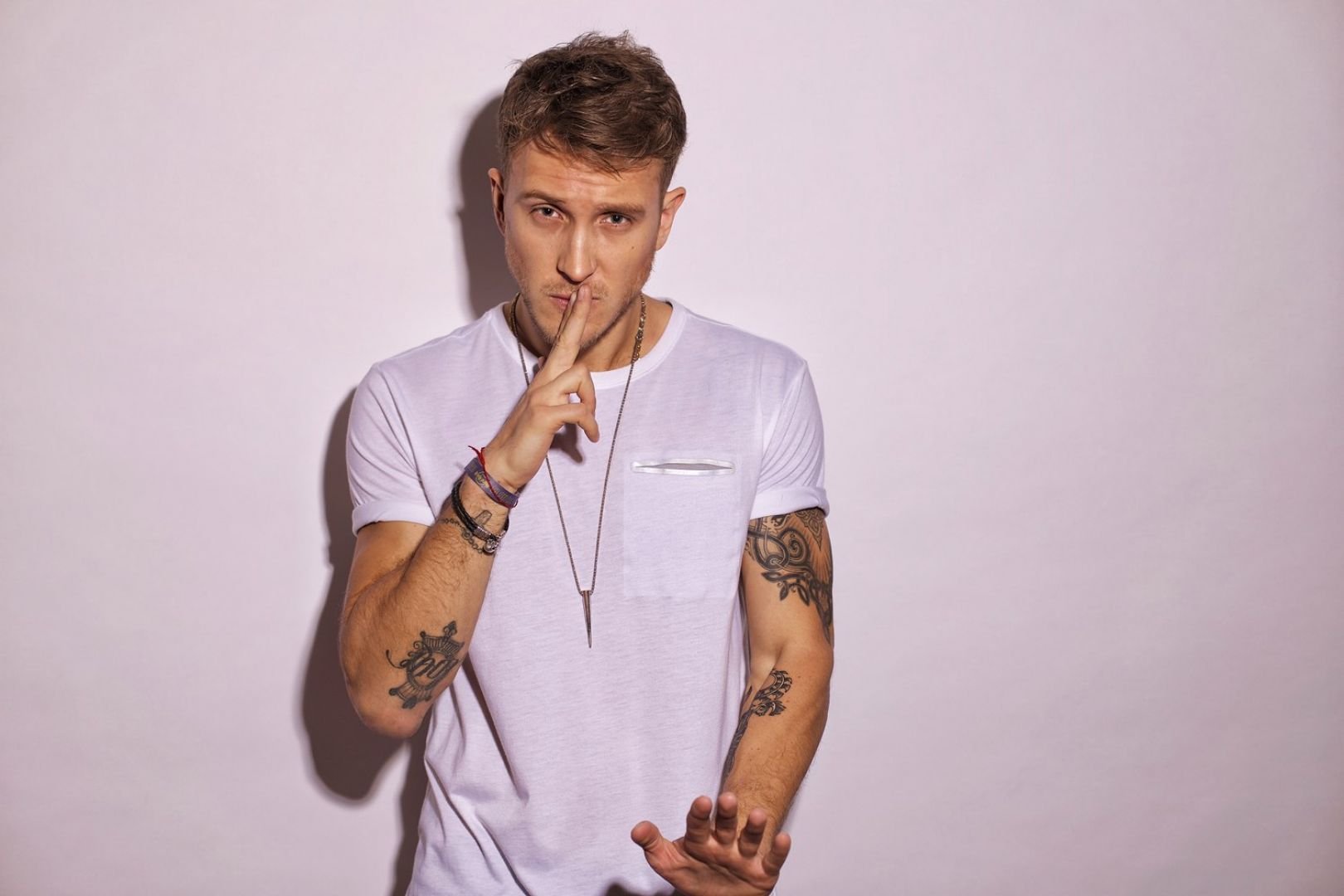 Орыс аққұба ашық ауада жыныстық қатынаста