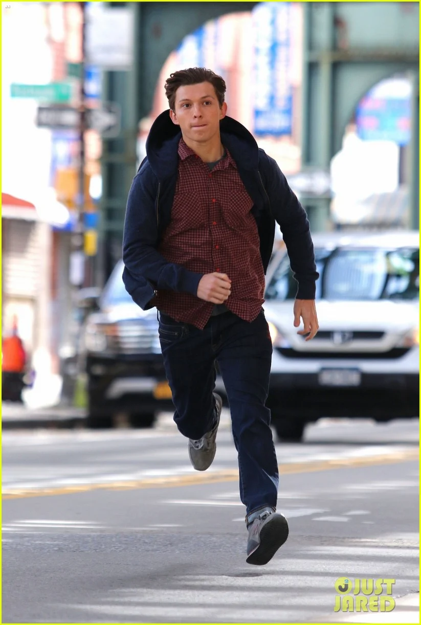Питер Паркер куда-то бежит на свежих фото со съемок фильма «Человек-паук: Вдали от дома» - фото 6