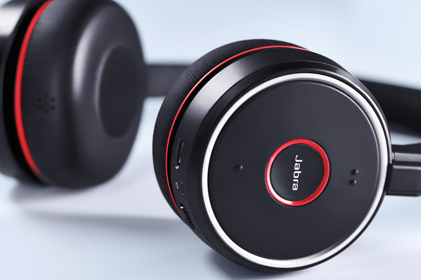 Компанию Jabra я помню еще по классическим беспроводным гарнитурам в одно ухо, а последнее время они радуют TWS-наушниками. Цена у них высокая и сравнима с популярными моделями корейцев и американцев, но звук лучше. А сегодня на обзоре классическая беспроводная гарнитура накладного типа для открытого офиса Jabra Evolve 75. По крайней мере, так позиционирует ее производитель, но она оказалась универсальным солдатом буквально для всего — работы, музыки, фильмов, игр. Актуально в условиях пандемии коронавируса и перевода многих на удаленку. Естественно, не обошлось без недостатков, а детали читайте ниже.