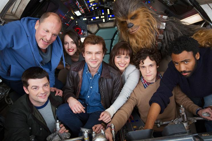 Уже ясно, что «Хан Соло» не станет хитом бокс-офиса и соберет куда меньше собратьев по линейке «Звездных войн» от Disney. Кто-то винит неприятный осадок от «Последних джедаев», кто-то — соседство с хитами вроде «Мстителей» и «Дэдпула 2», кто-то — слишком близкий к «Джедаям» релиз — фанаты не успели соскучиться по вселенной. Но что точно внесло свою лепту, так это тот факт, что фильм вышел, мягко говоря, блеклым, оставив много белых пятен в истории и черных дыр в логике. По ним, на этот раз довольно коротко, и пройдемся.