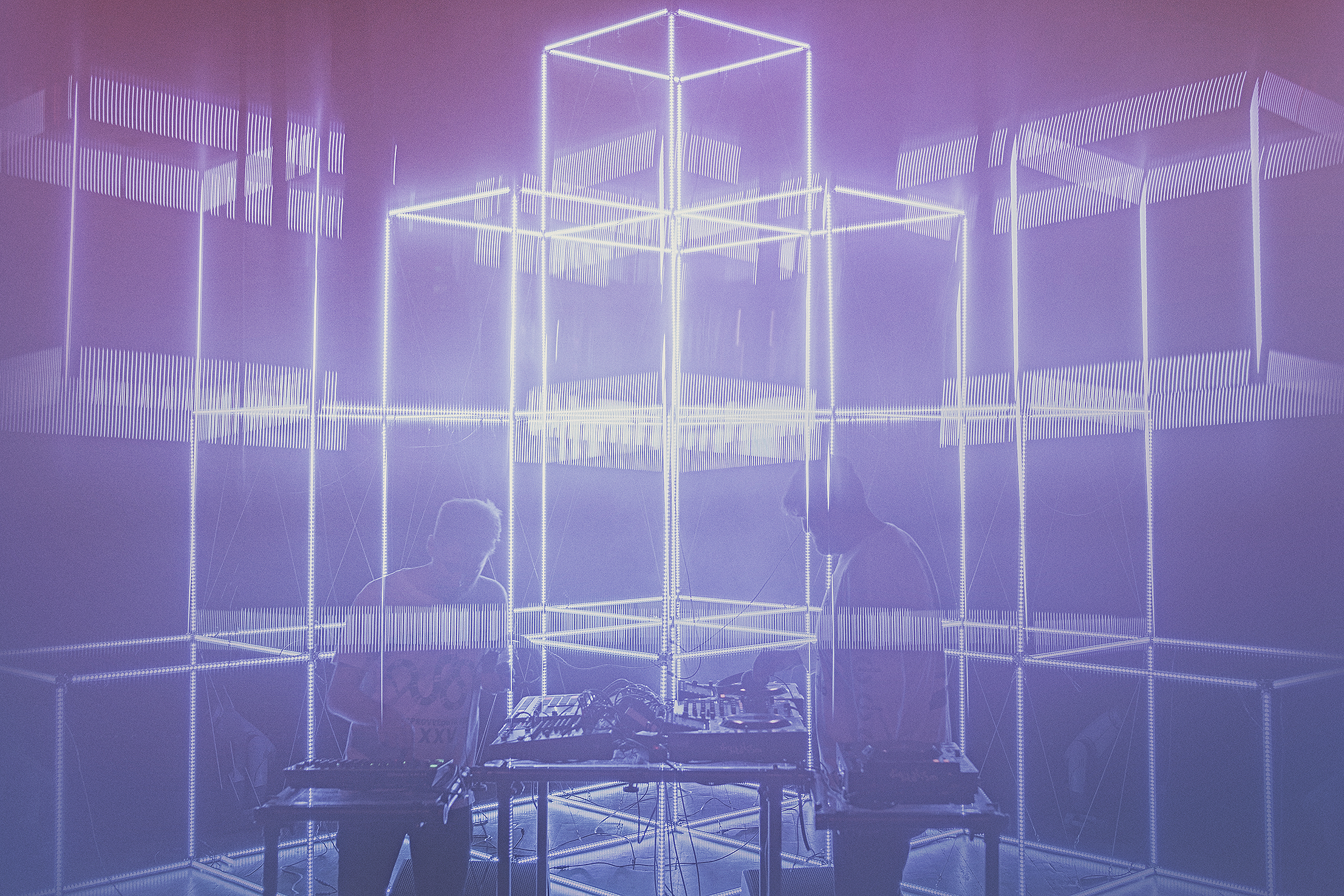 Электронный проект из Гамбурга, вдохновленный Daft Punk, записывающий музыку в бункере времен Второй мировой. Звучит интересно? Да, но не так интересно, как сама музыка Digitalism! Читайте наше интервью с музыкантами, которое мы взяли в преддверии их московского концерта, а фоном обязательно послушайте их же музыку.