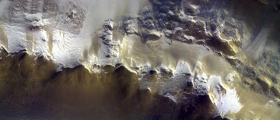 Более детальный и приближенный снимок кратера Королева, находящегося на северном полюсе Марса. Отлично видны горы, шапки льда и совсем не красный цвет планеты. 