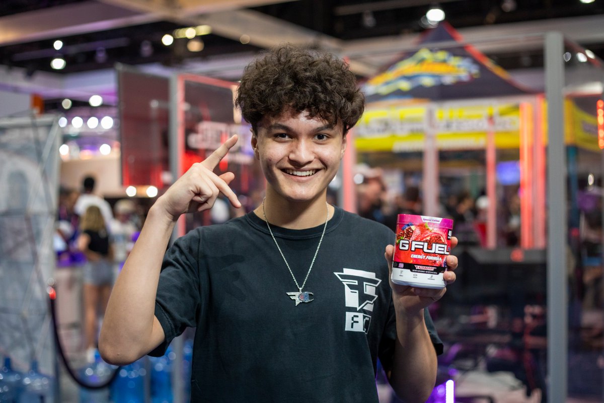 Опасные энергетические напитки, помимо KSI, рекламировали и киберспортсмены. Это пожизненно забаненный в Fortnite FaZe Jarvis (на фото) и про-игрок в COD — FaZe Censor.