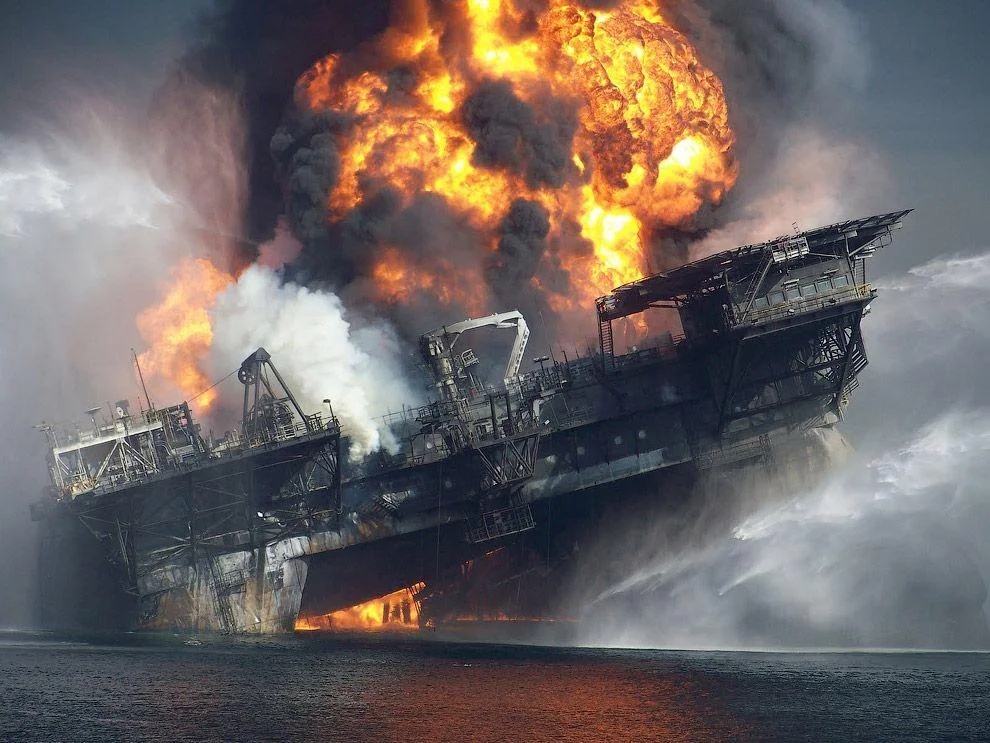 В апреле 2010 года в Мексиканском заливе взорвалась буровая платформа Deepwater Horizon компании Вritish Petroleum. От взрыва и пожара погибло 11 человек, а огонь не могли затушить полтора дня. Добытая на платформе нефть вытекала в море, а утечку остановили только через четыре (!) месяца. За это время в море попало 5 млн баррелей сырой нефти, что нанесло непоправимый урон океану, его обитателям и близлежащему побережью американского штата Луизиана.