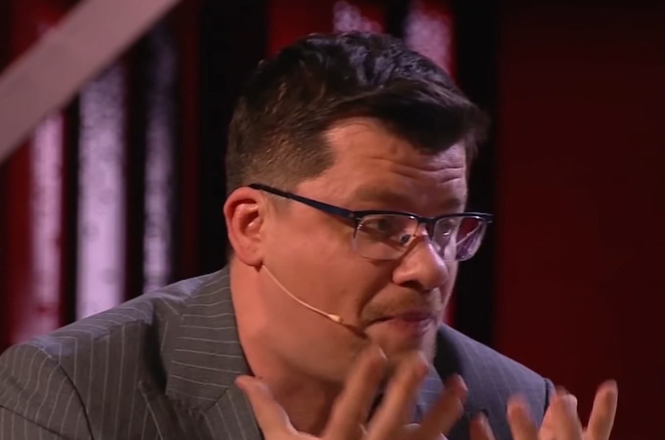 Сегодня день рождения у Гарика «Бульдога» Харламова. Главному комику современной России исполнилось 40 лет. К юбилею знаменитого артиста «Канобу» собрал 10 самых смешных и запоминающихся номеров Харламова за 20 лет его выступлений.<br /><br />Здесь и разошедшийся на цитаты «Директор Пушкина» в КВН, и культовая «Кавказская азбука», показанная в Камеди-Клабе вместе с Гариком Мартиросяном. В конце статьи есть опрос: давайте вместе выберем лучшую миниатюру Гарика Харламова.