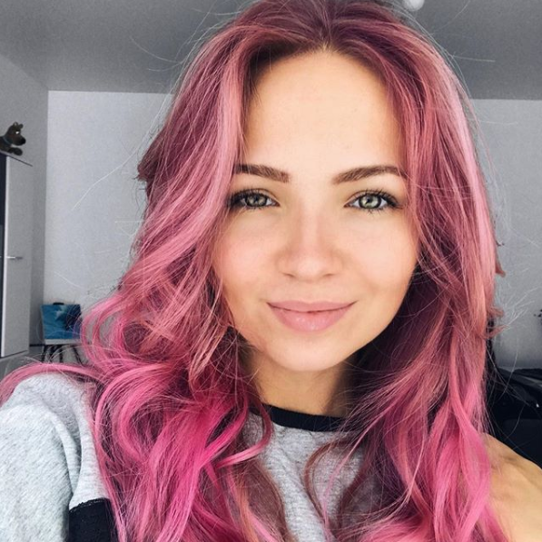 Розовый цвет ей идет!? Бессменная ведущая Natus Vincere - фото 3