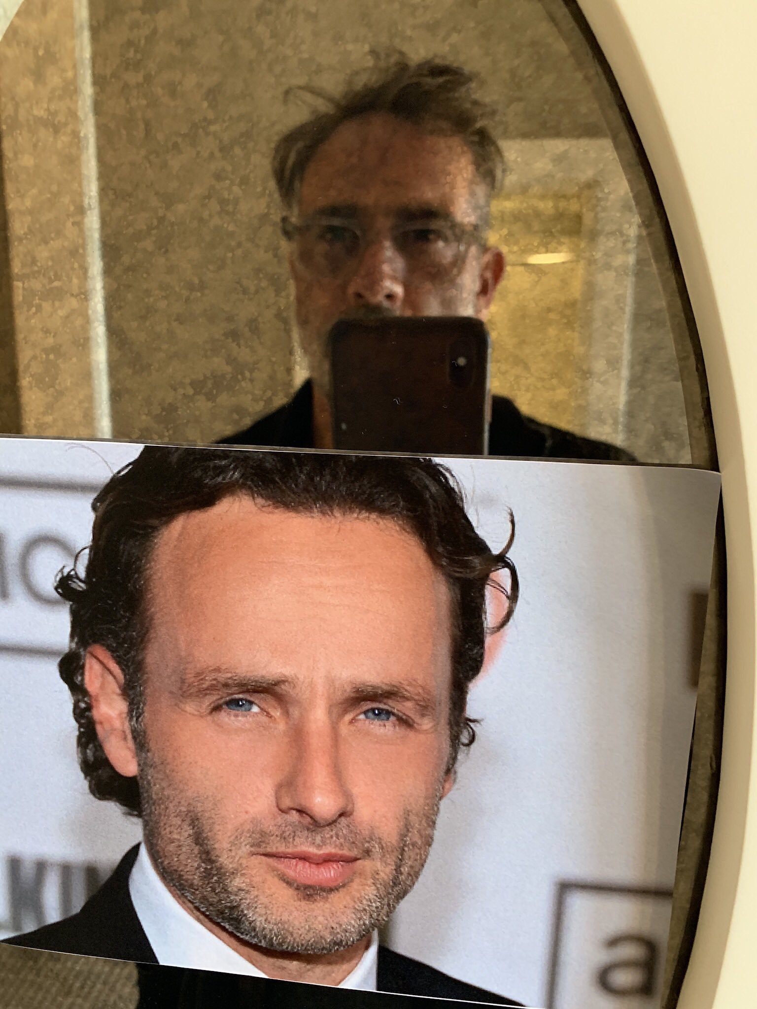 Ниган соскучился по Рику Граймсу. Теперь он делает селфи с его фотографиями  - фото 4