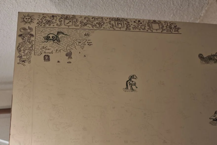 Искусство дома: как создать детализированную средневековую мифологическую карту на двери - фото 2