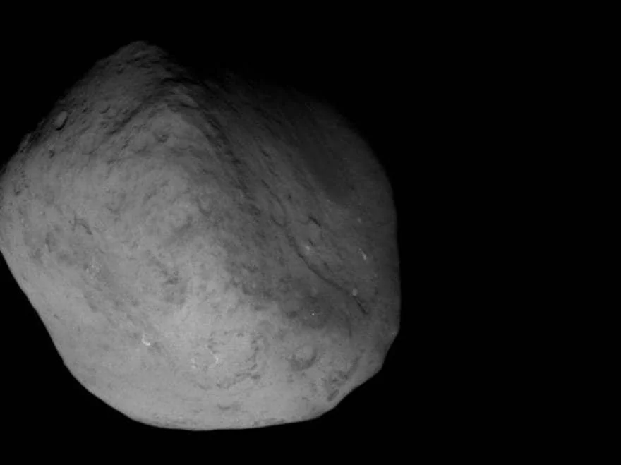 Это также фотография кометы, на этот раз Teмпeль-1, снятая в непосредственной близости миссией Stardust-NExT 14 февраля 2011 года.