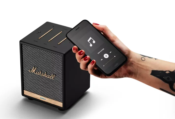 Смарт-колонка Marshall Uxbridge Voice Speaker стилизована под гитарный усилитель - фото 1