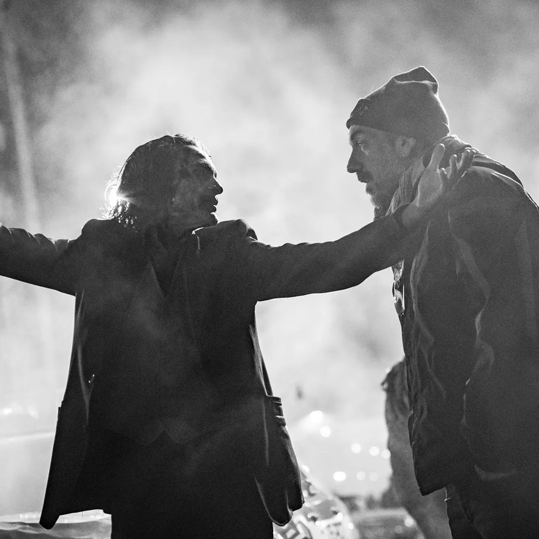 Хоакин Феникс обнимается с Тоддом Филлипсом на потрясающих кадрах со съемок «Джокера» - фото 8