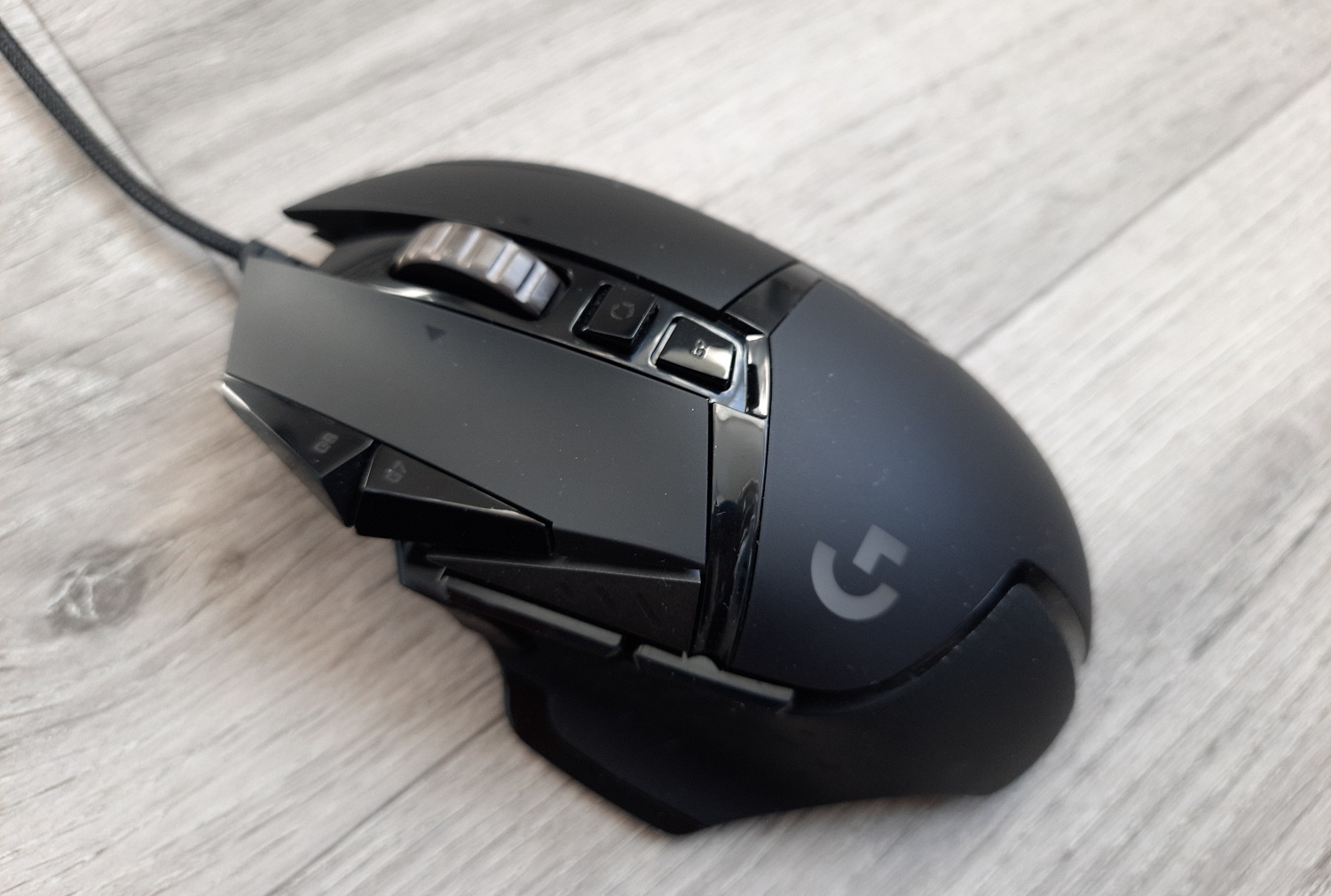Logitech G502 Hero — новый вариант модели G502. Эта популярная мышка прошла несколько модификаций, сменила приставки в названии, а в итоговой версии Hero даже успела перейти с сенсора Hero 16K на Hero 25K. У нас на обзоре оказался самый последний вариант. Ниже я расскажу достоинства и недостатки Logitech G502 Hero, объясню для чего и почему подходит, чем выделяется и кому нужна.
