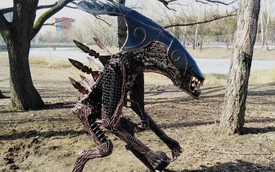 В парке Кургана установили двухметровую статую Чужого - фото 1