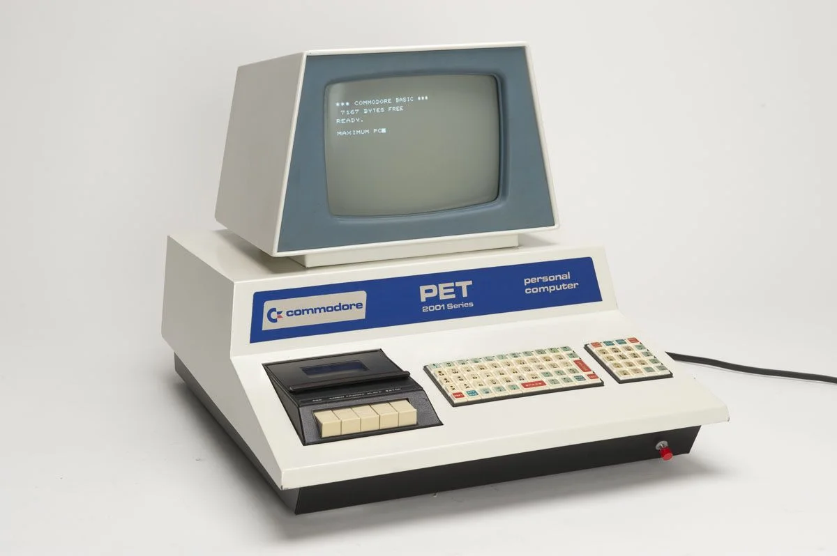 Представленный в 1977 году массовый настольный компьютер Commodore PET 2001 Series был пределом фантазий любого школьника, студента или ученого. Эта модель надолго обосновалась в школах и ВУЗах Америки, а позже подарила тысячам детей незабываемые часы игр и программирования.
