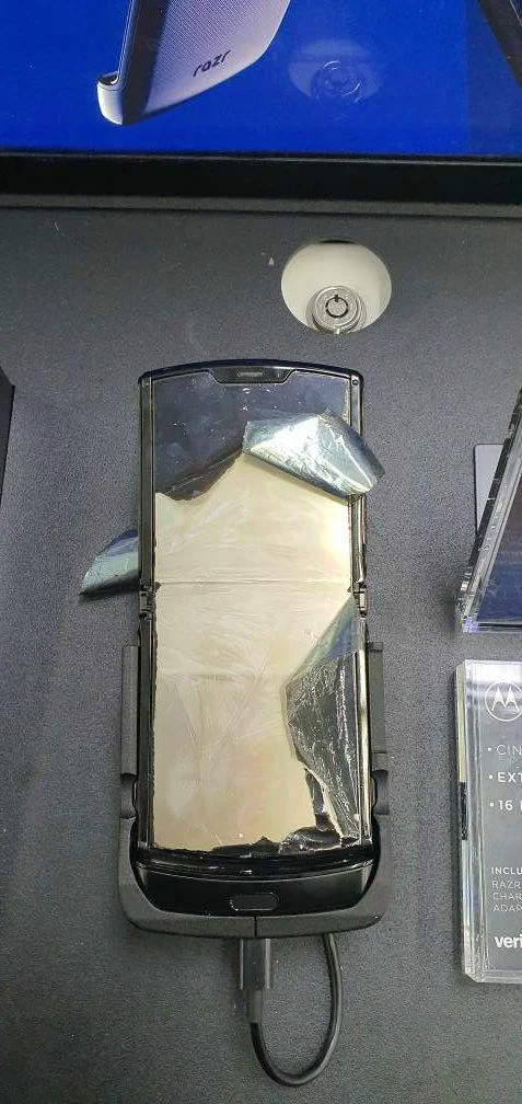 Гибкий смартфон Motorola RAZR разорвали на выставочном стенде - фото 1