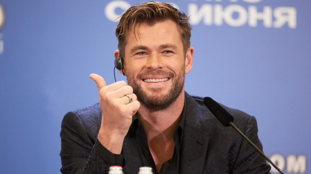 12 июня на российские экраны вышел фильм «Люди в черном: Интернэшнл» (Men in Black International), «зарубежный» спин-офф культового франчайза об агентстве, которое занимается проблемами пришельцев на Земле. Мы пообщались с исполнителями главных ролей, Крисом Хемсвортом и Тессой Томпсон, хорошо знакомыми нам по фильмам киновселенной Marvel. Разумеется, мы не могли не спросить, не переодетые ли это Тор и Валькирия под видом новых героев!