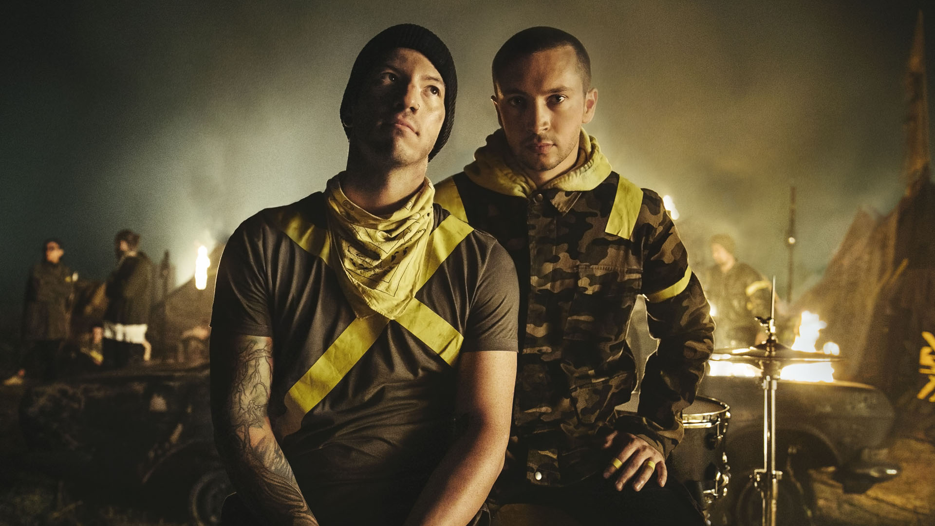 Летом группа twenty one pilots выпустила три клипа с нового альбома Trench. Обычные слушатели ничего необычного не заметили, а вот фанаты истину нащупали сразу. Оказалось, что музыканты создали собственную вселенную со своей историей — ее деталями они и делятся в клипах и текстах песен. Мы решили рассказать вам о ней подробнее.