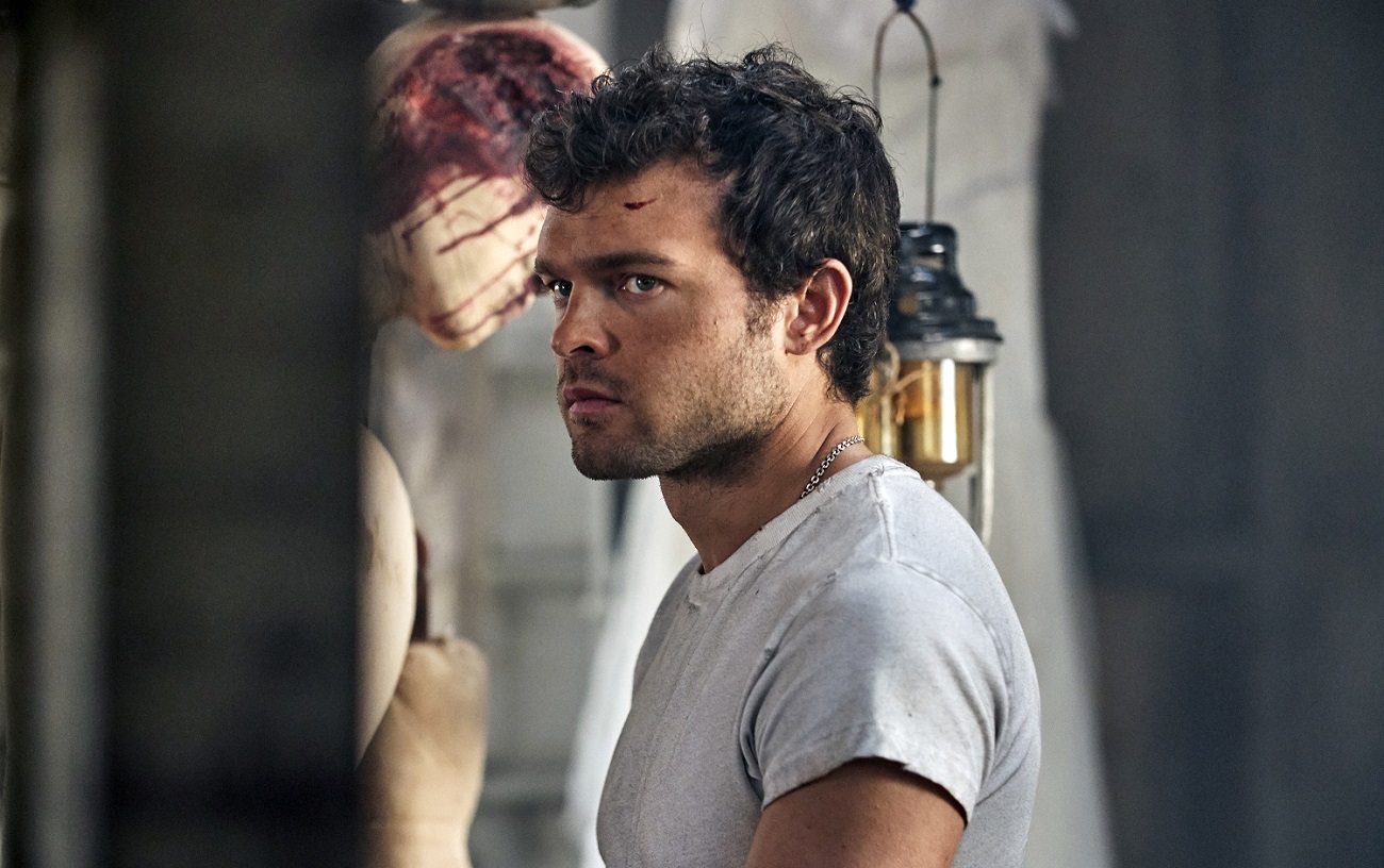 В летние месяцы в кино и ТВ наступает затишье. Теперь еще и мир застыл в ожидании открытия кинотеатров и возвращения съемок телесериалов. По-настоящему значительные релизы передвигают все дальше и дальше. В это нелегкое время собрали для вас 5 крутых и свежих сериалов, которые прямо сейчас можно посмотреть на платформах «КиноПоиск HD» и «Амедиатека». Почему именно эти сервисы? На них, помимо российских сериалов, легально представлена продукция каналов HBO и Showtime — главных конкурентов Netflix.