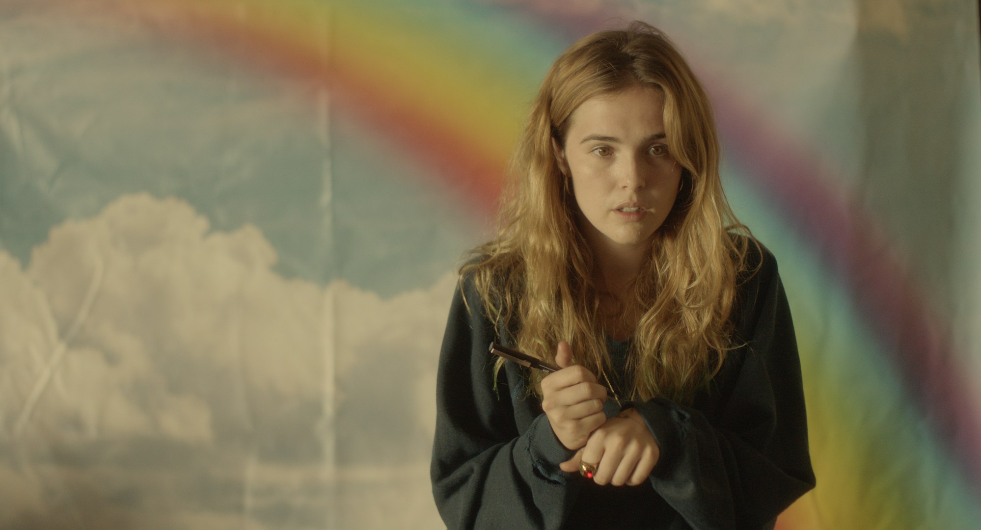 После богатого на громкие премьеры марта апрель выглядит не густо — большинство сеансов заполнили хорроры и боевики с изредко проскальзывающими инди. Воспринимайте это как небольшое затишье перед бурей: уже в мае нас ждут новые «Мстители», «Дэдпул» и спин-офф «Звездных войн» о Хане Соло. Ну а до тех пор придется развлекать себя второй частью «Гоголя» и противостоянием Скалы с очередным гигантским приматом.