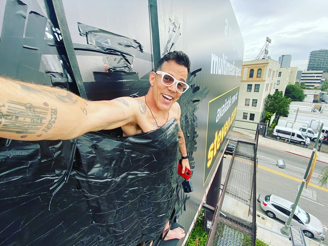 Стив-О стал рекламой Стива-О: герой «Чудаков» приклеил себя к билборду - фото 2