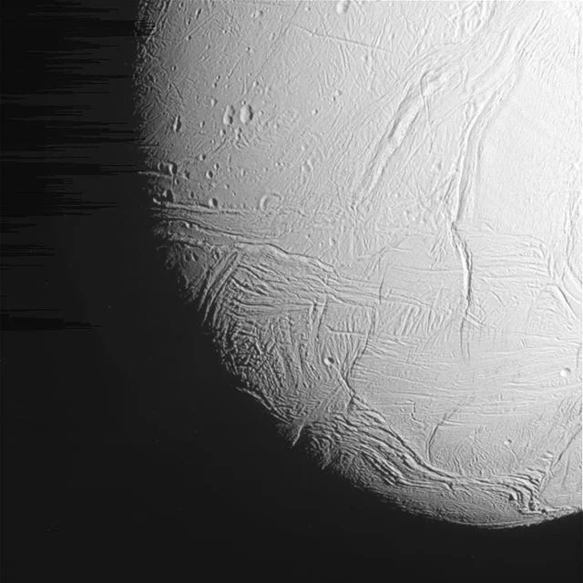 Замерзший шестой спутник Сатурна Энцелада