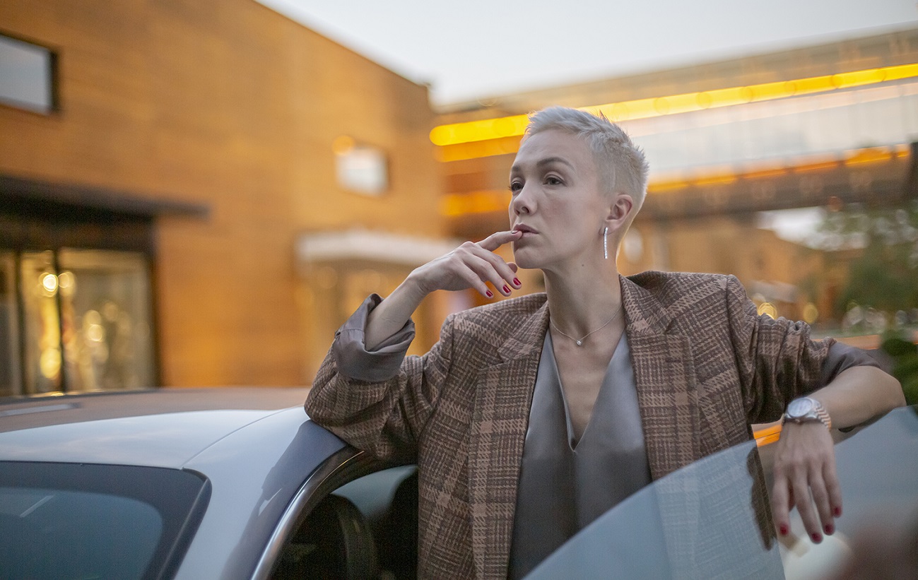 Закончился второй сезон «Содержанок» на платформе Start — пожалуй, одного из наиболее откровенных российских сериалов современности. Что же привнесла в проект Константина Богомолова режиссер авторского кино Дарья Жук?