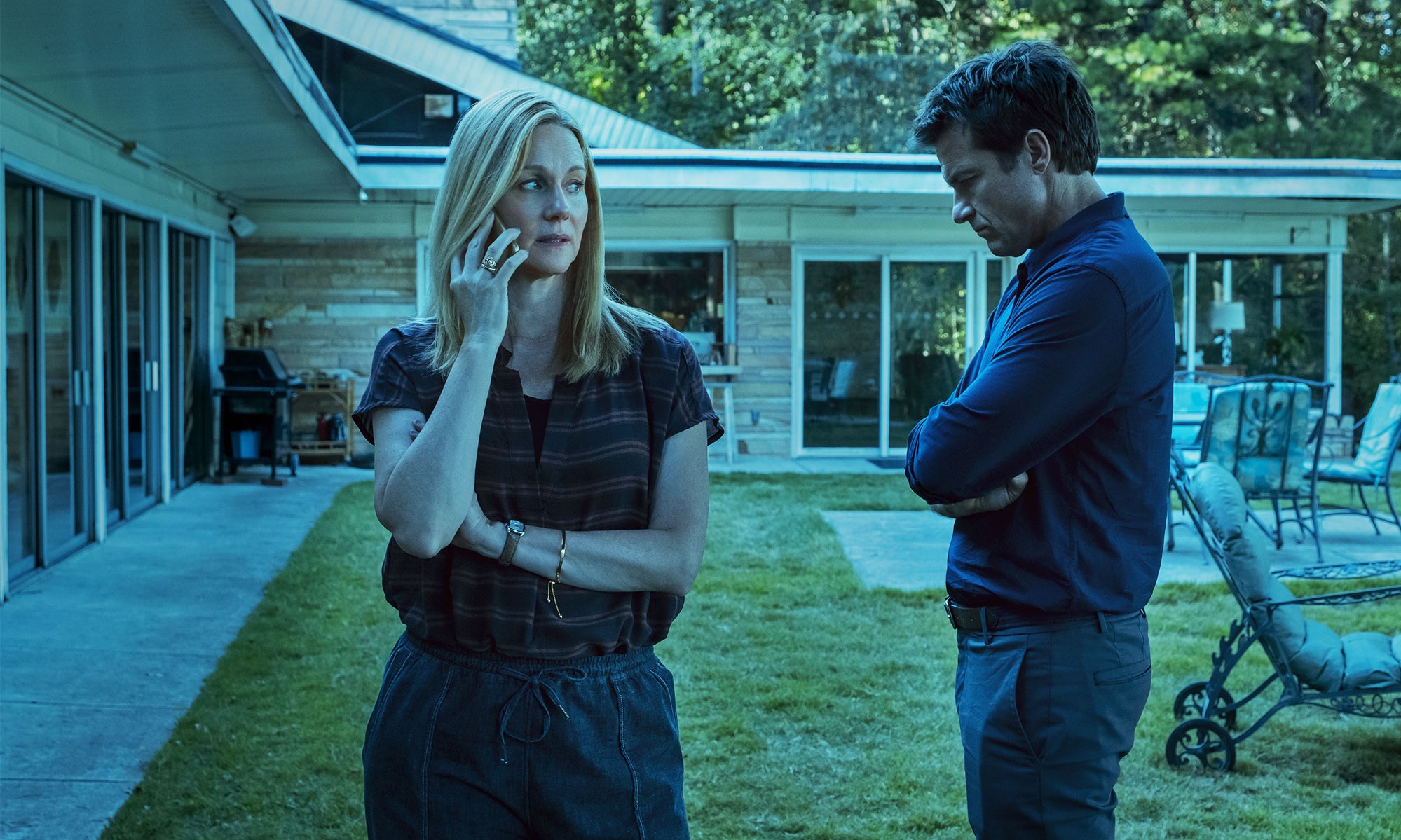 27 марта на Netflix стали доступны 10 свежих серий «Озарк» (Ozark) — одного из самых необычных шоу сервиса, которое для многих зрителей три года назад стало долгожданным и современным заменителем сверхпопулярного «Во все тяжкие». К третьему сезону «Озарк» продолжает закреплять за собой статус одной из главных криминальных драм в индустрии. В рекламных материалах сериал подают как бескомпромиссное зрелище о том, к чему могут привести обычного работягу его амбиции и жажда наживы. Но так ли верен путь маркетинговой компании, и получилось ли у создателей в третий раз продать зрителю шоу, которое только прикидывается историей о наркомафии и грязных деньгах?