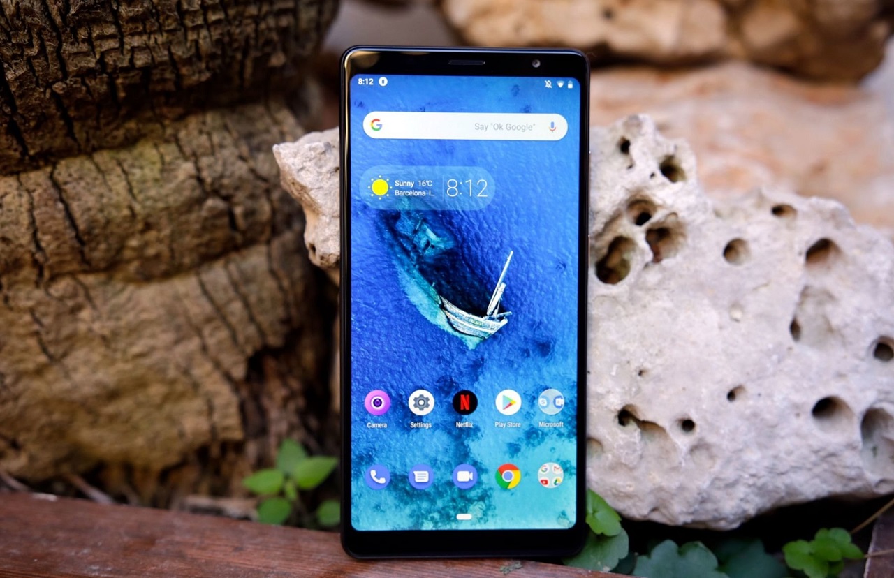 Lenovo показала бюджетный планшетофон Lenovo Tab V7  - фото 1