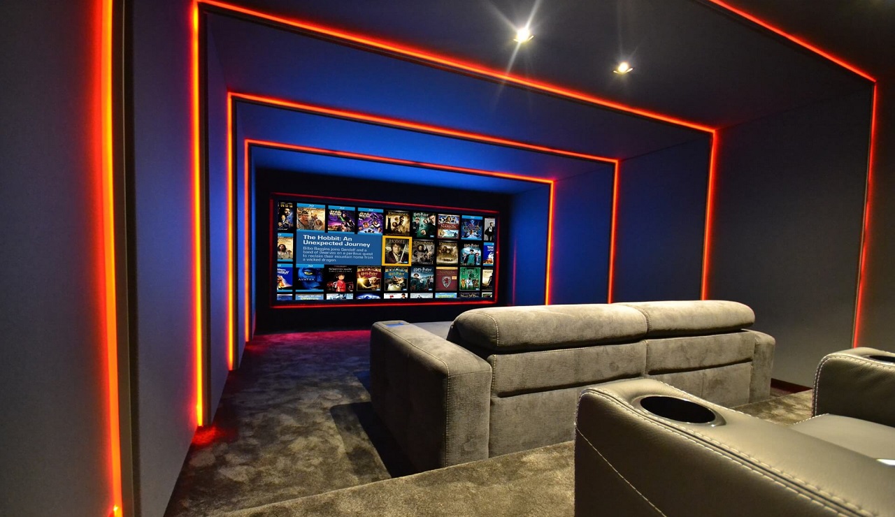 Россияне стараются лишний раз не выходить из дома, дабы не подхватить коронавирус. Во всем мире приостанавливают съемки кино и сериалов. На помощь приходит отечественный стриминг, поддерживающий самоизоляцию населения бесплатным доступом к контенту. Собрали в одном материале все анонсированные предложения онлайн-платформ.