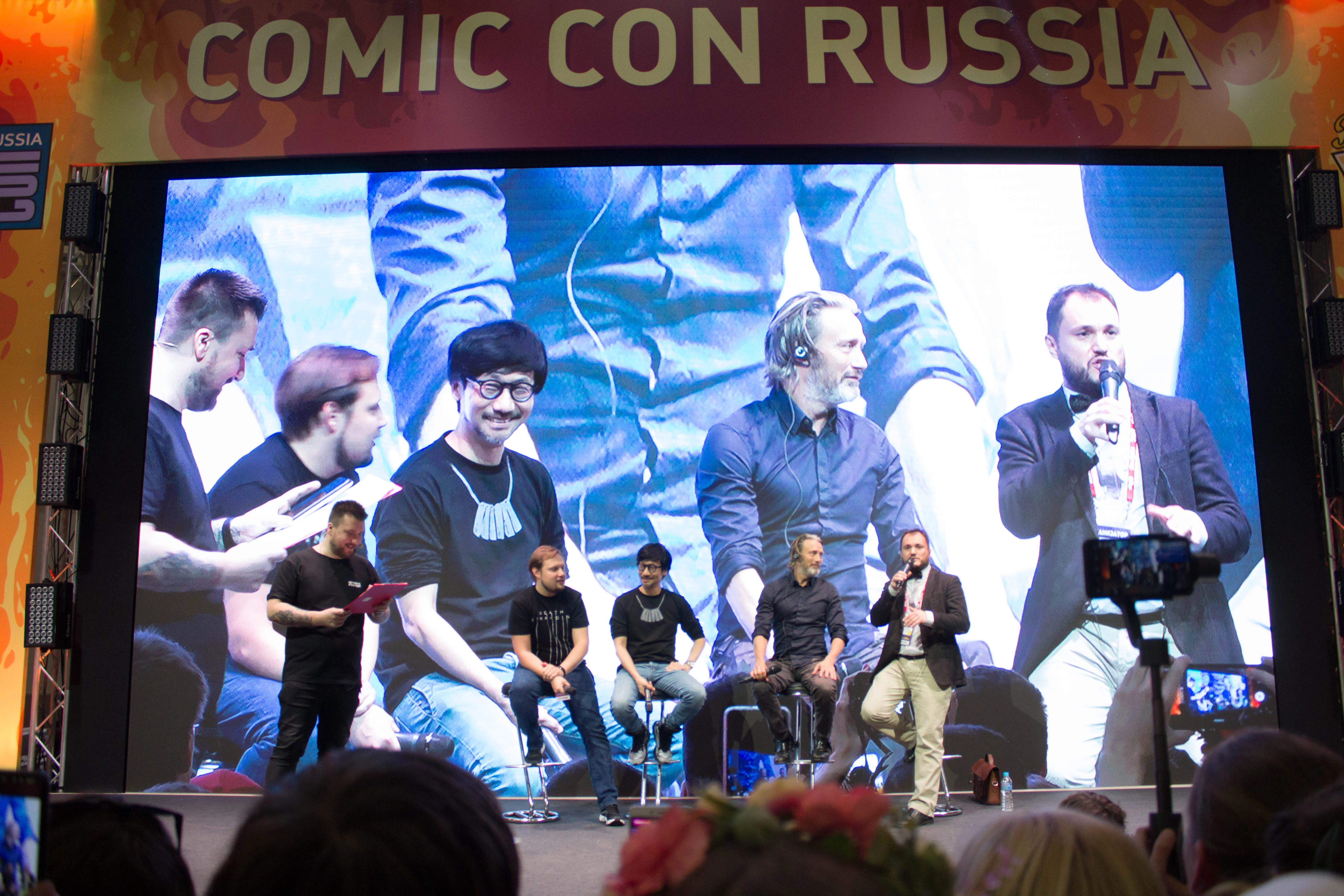 Миккельсен с Кодзимой, Эндрю Скотт, клип Lumen по Бэтмену. Comic Con Russia и «Игромир» 2019. День 3 - фото 7