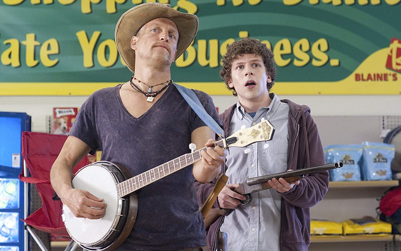 2 октября 2009 года на экраны американских кинотеатров вышел фильм Zombieland (в нашем прокате, увы, — «Добро пожаловать в Zомбилэнд»). Это была черная комедия о зомби от будущих сценаристов «Дэдпула» Пола Верника и Ретта Риза и будущего режиссера «Венома» Рубена Фляйшера. В конце октября выйдет долгожданный сиквел — а пока мы вспоминаем, чем же была так хороша первая часть.