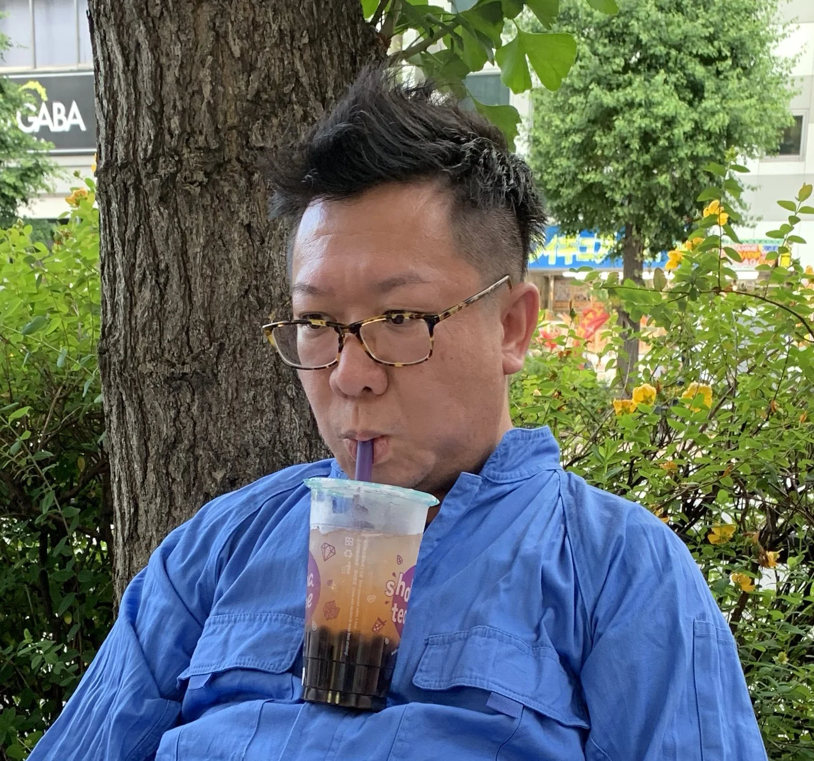В интернете новый флэшмоб — азиатки пытаются удержать стаканчик с кофе у себя на груди - фото 10