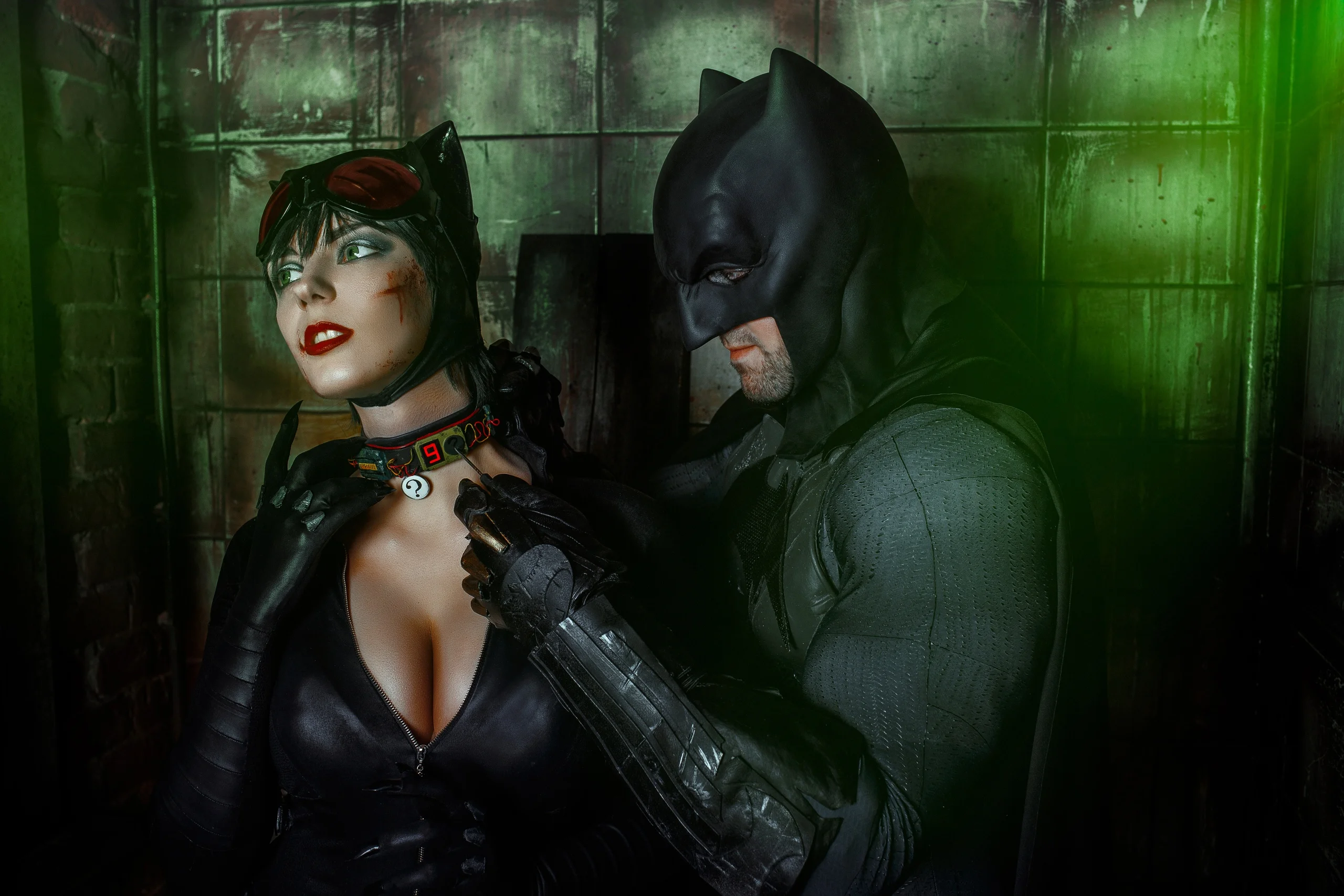 Бэтмен спасает Женщину-кошку из плена Загадочника в новом косплее - фото 4