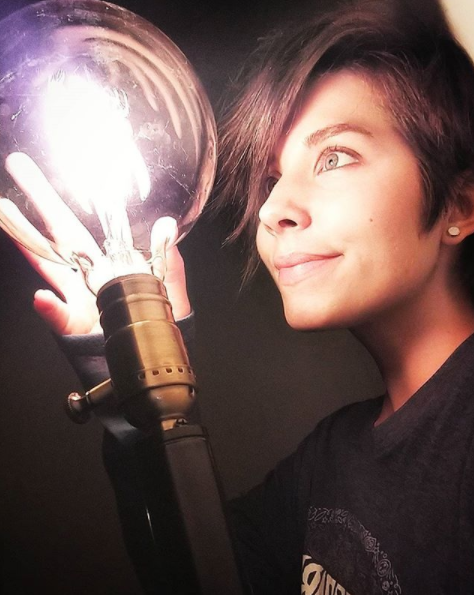 Комментатор и ведущая, которая похожа на Трейсер из Overwatch - фото 7