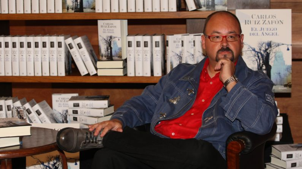 В январе издательство «АСТ» выпустило роман Карлоса Руиса Сафона «Лабиринт призраков», завершающий его цикл «Кладбище Забытых книг», в который вошли романы «Тень ветра», «Игра ангела» и «Узник неба». Книги Сафона — «возможность отправиться на прогулку по таинственным улицам Барселоны, которая разительно отличается от солнечного города, заполненного счастливыми туристами. Барселона Сафона — место опасное, непредсказуемое, магическое». С разрешения издательства «Канобу» целиком публикует отрывок из книги.