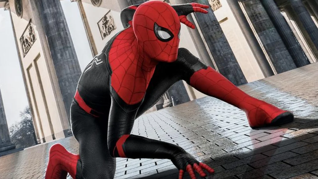 Питер Паркер работает над новым костюмом в свежем ролике «Человека-паука: Вдали от дома» - фото 1