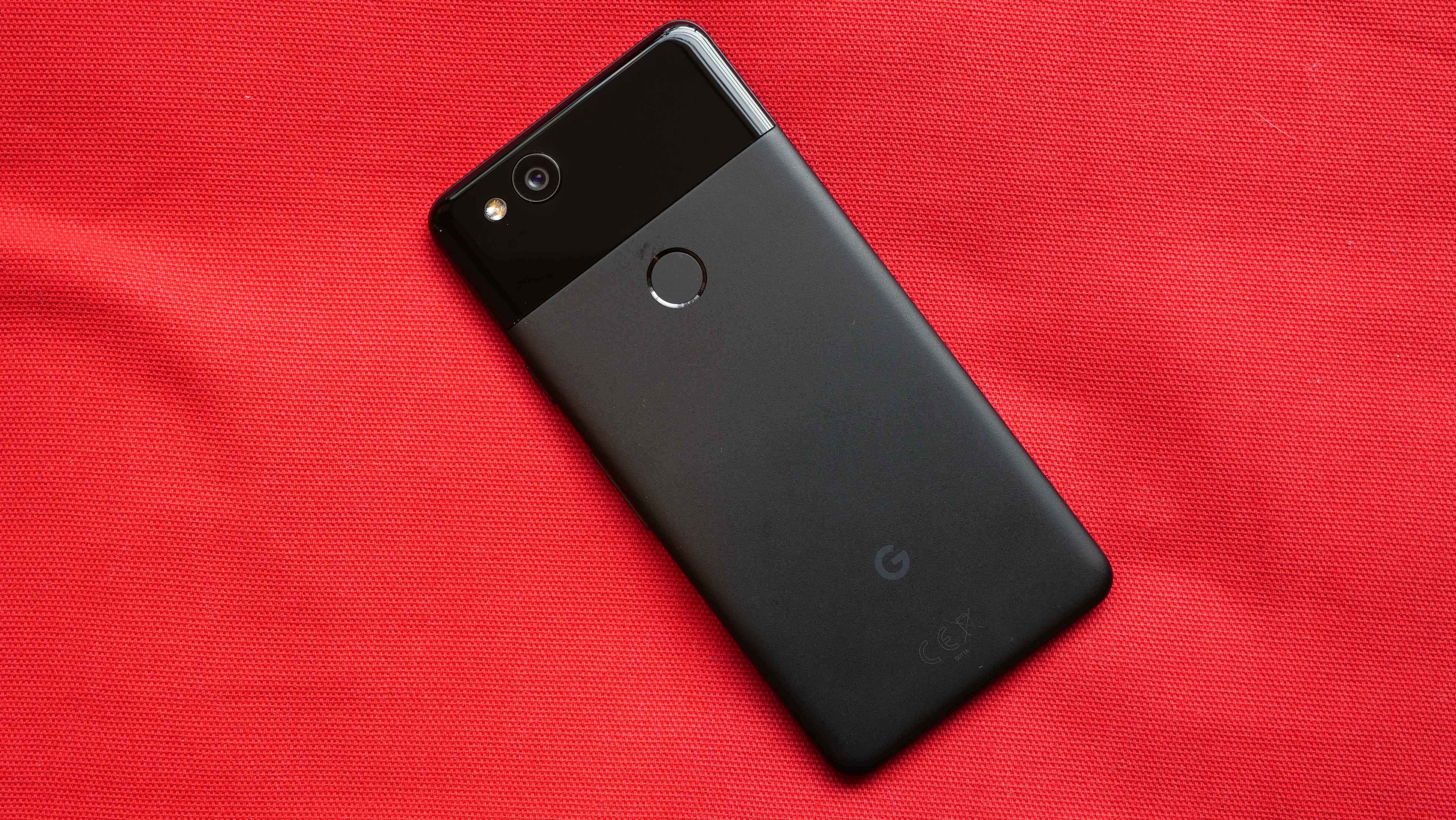 В начале октября Google провела презентацию, на которой показала свои новые смартфоны Pixel 2 и Pixel 2 XL. Мы с нетерпением ждем свой XL, который заказали сразу же после презентации, а пока подготовили обзор стандартного Pixel 2, который попал к нам в руки раньше.