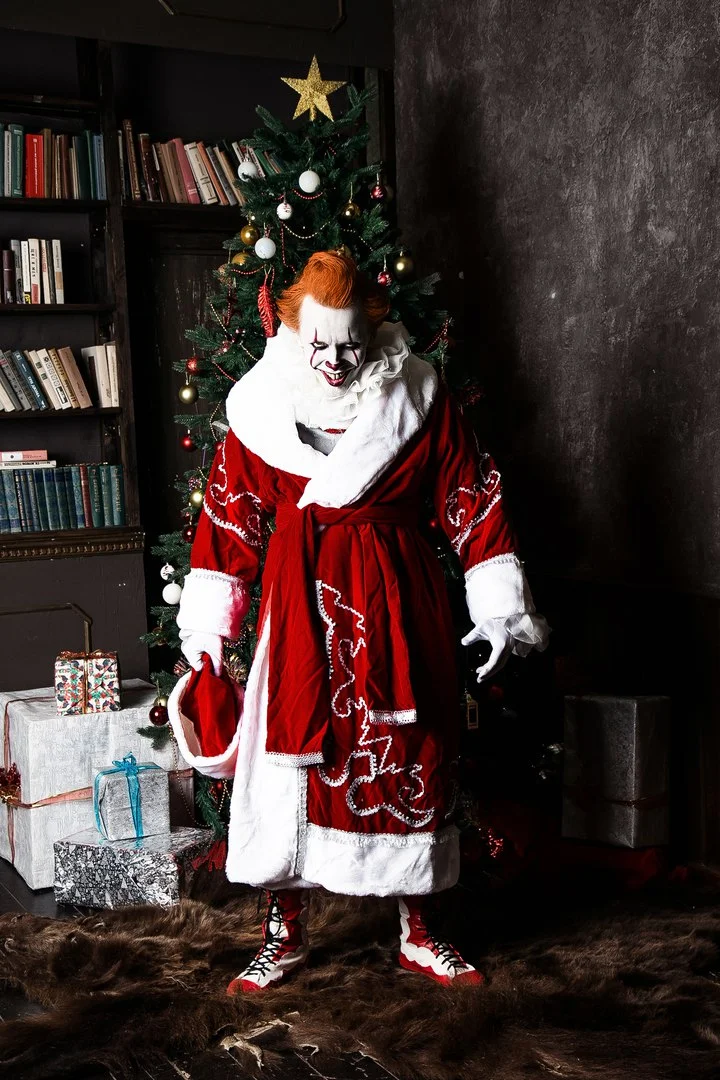 Самый жуткий новогодний косплей дня: клоун Пеннивайз из фильма «Оно» меняет имидж - фото 5