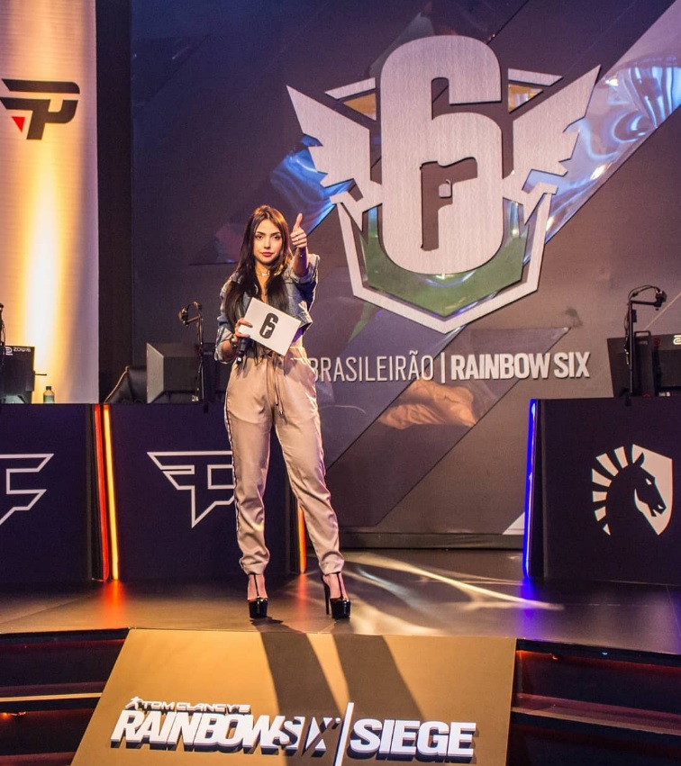 Ведущая киберспортивных турниров в Латинской Америке, попавшая на обложку Playboy - фото 4