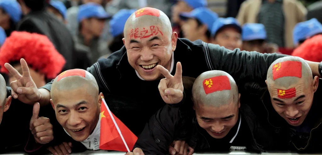 «Это безумие!». Посмотрите, как в Китае отмечают победу IG на Чемпионате мира по LoL - фото 1