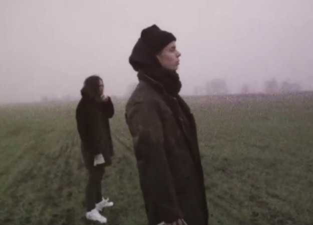 «Когда прочтешь это — уничтожь»: Pharaoh и White Punk жгут книги в новом клипе на «Я помню» - фото 1