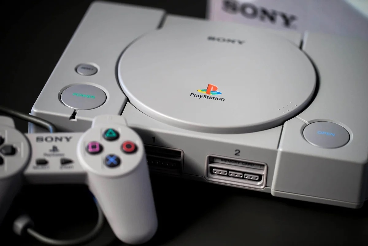 3 декабря 1994 года в Японии вышла PlayStation — одна из самых успешных консолей в индустрии. По случаю ее юбилея мы решили напомнить о статье, которую на «Канобу» подготовили после анонса PlayStation Classic. В ней собраны 15 знаковых игр, которые вышли на PlayStation. Рассказывайте в комментариях, какие игры с этой консоли вы полюбили сильнее всего!