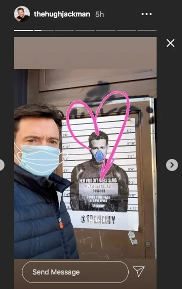 Хью Джекман оценил постер с Райаном Рейнольдсом. На нем Дэдпул призывает носить маску - изображение 1 Хью Джекман оценил постер с Райаном Рейнольдсом. На нем Дэдпул призывает носить маску - фото 1